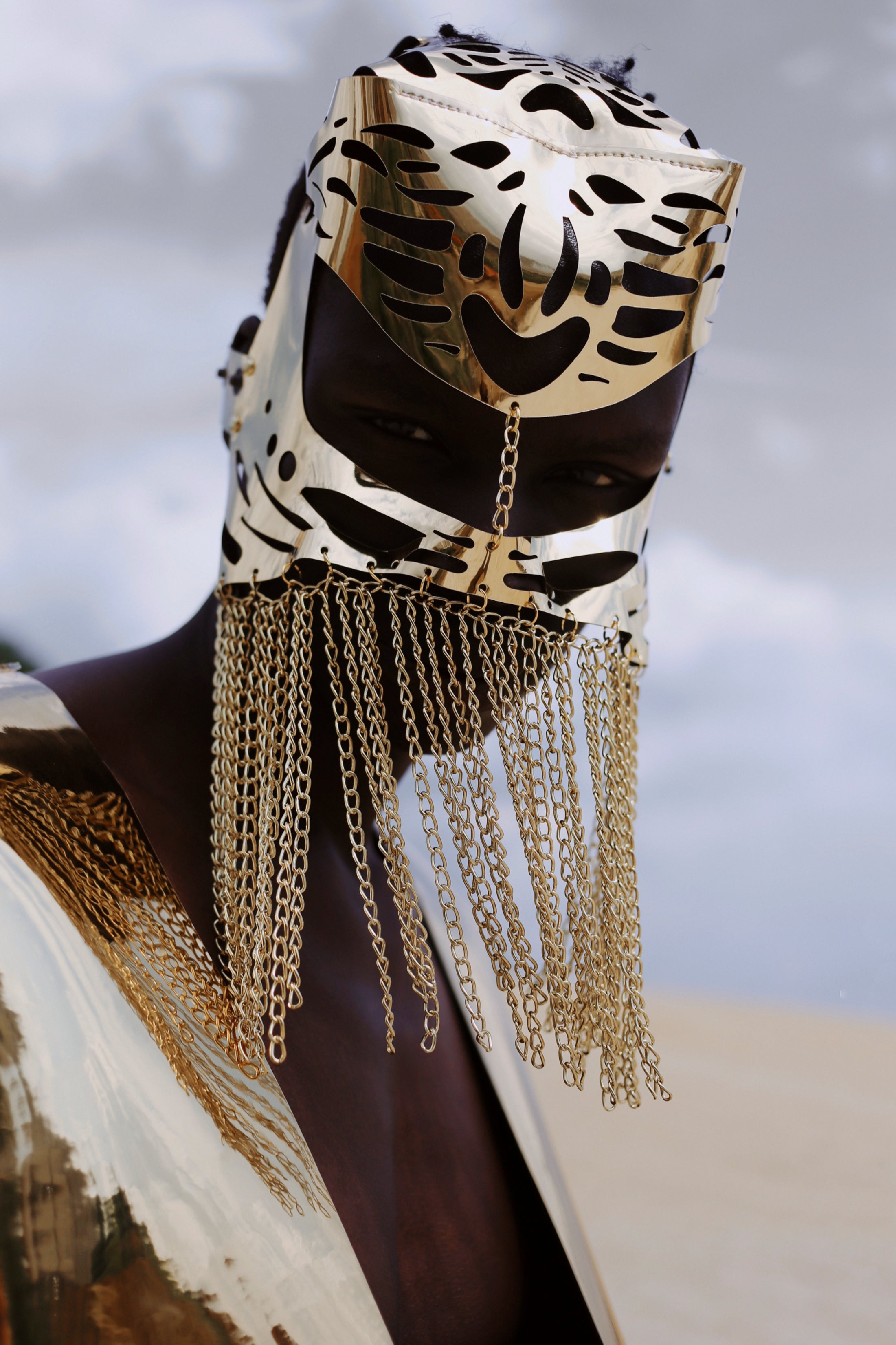Mask with chain