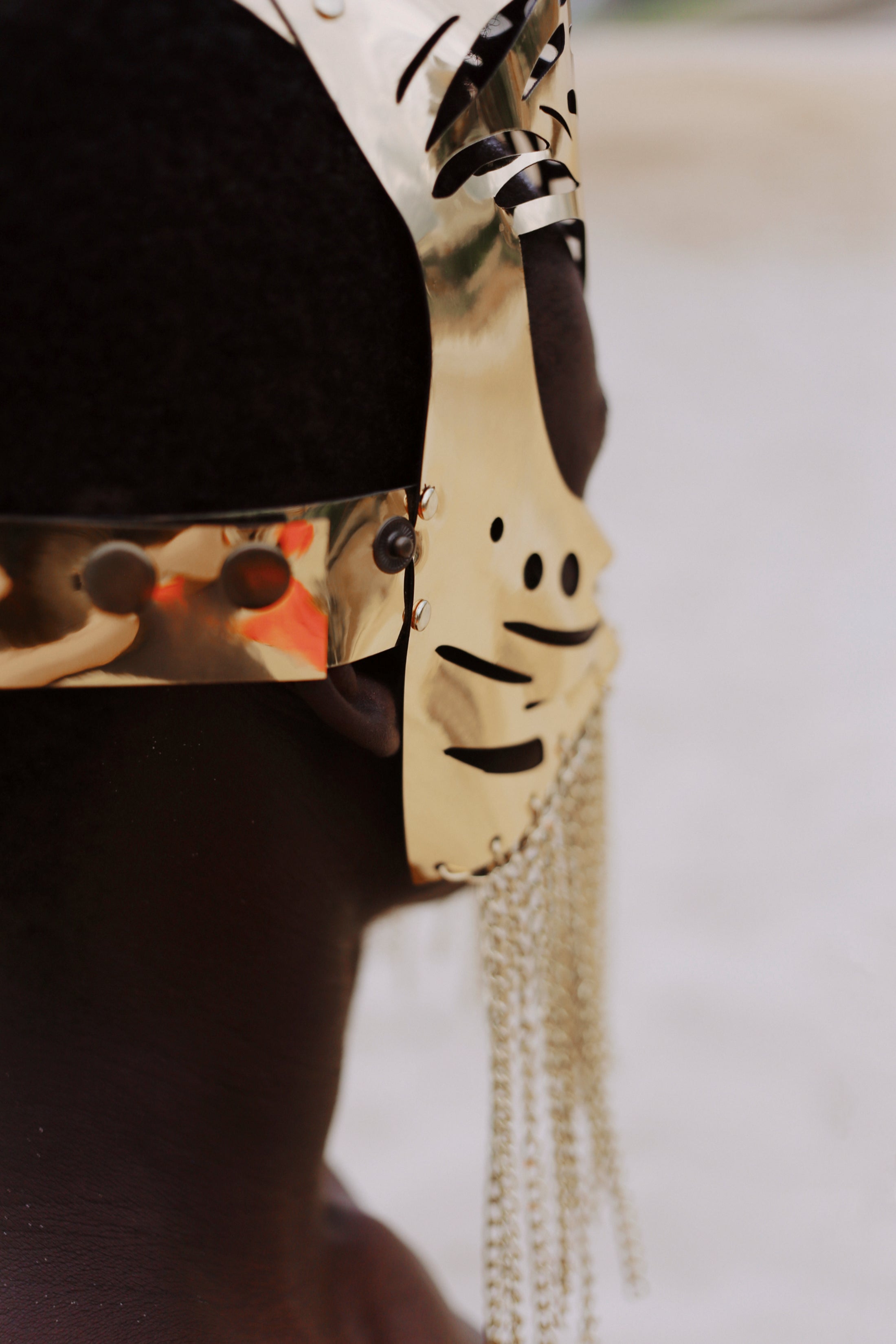 Mask with chain