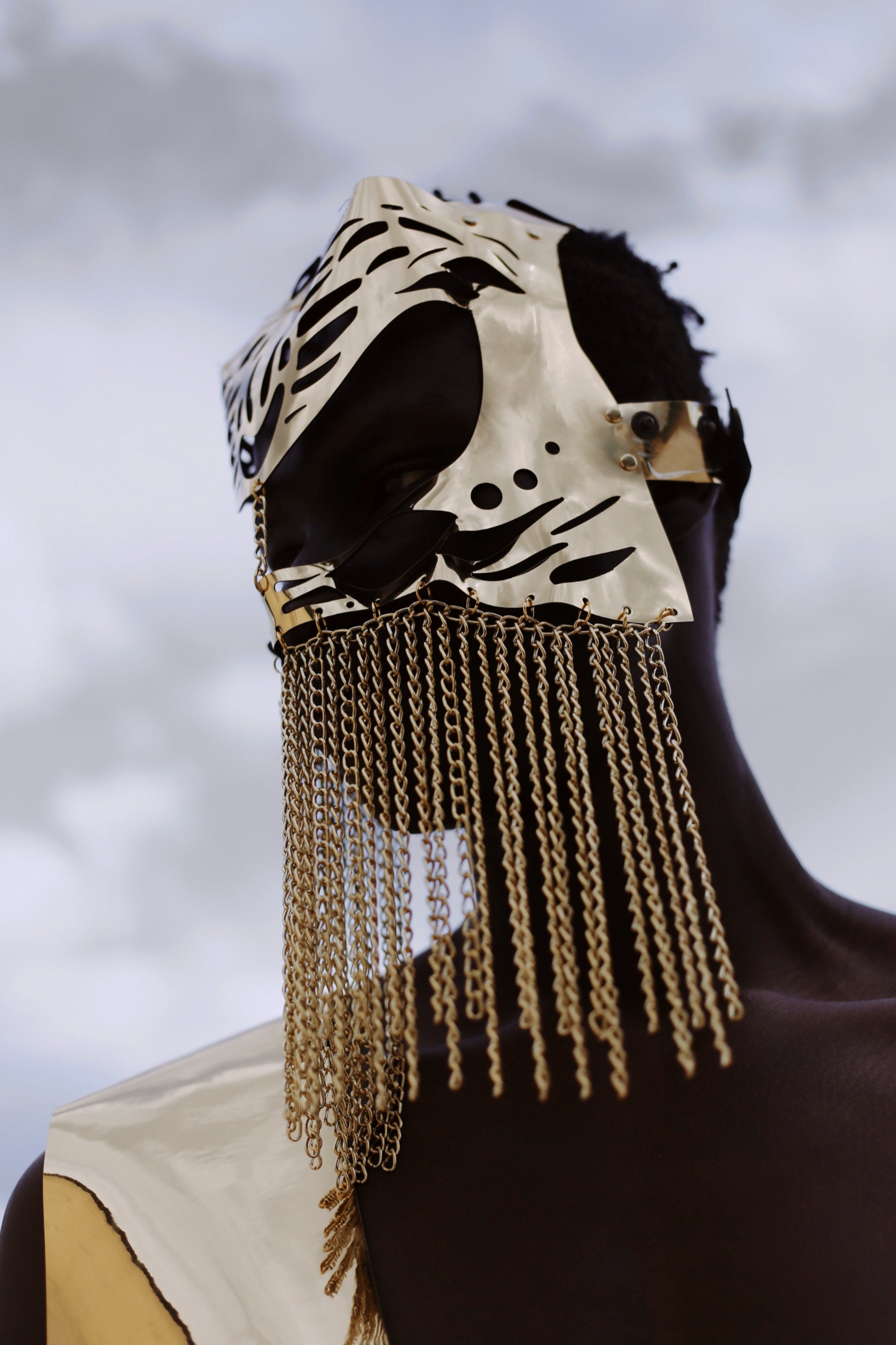 Mask with chain