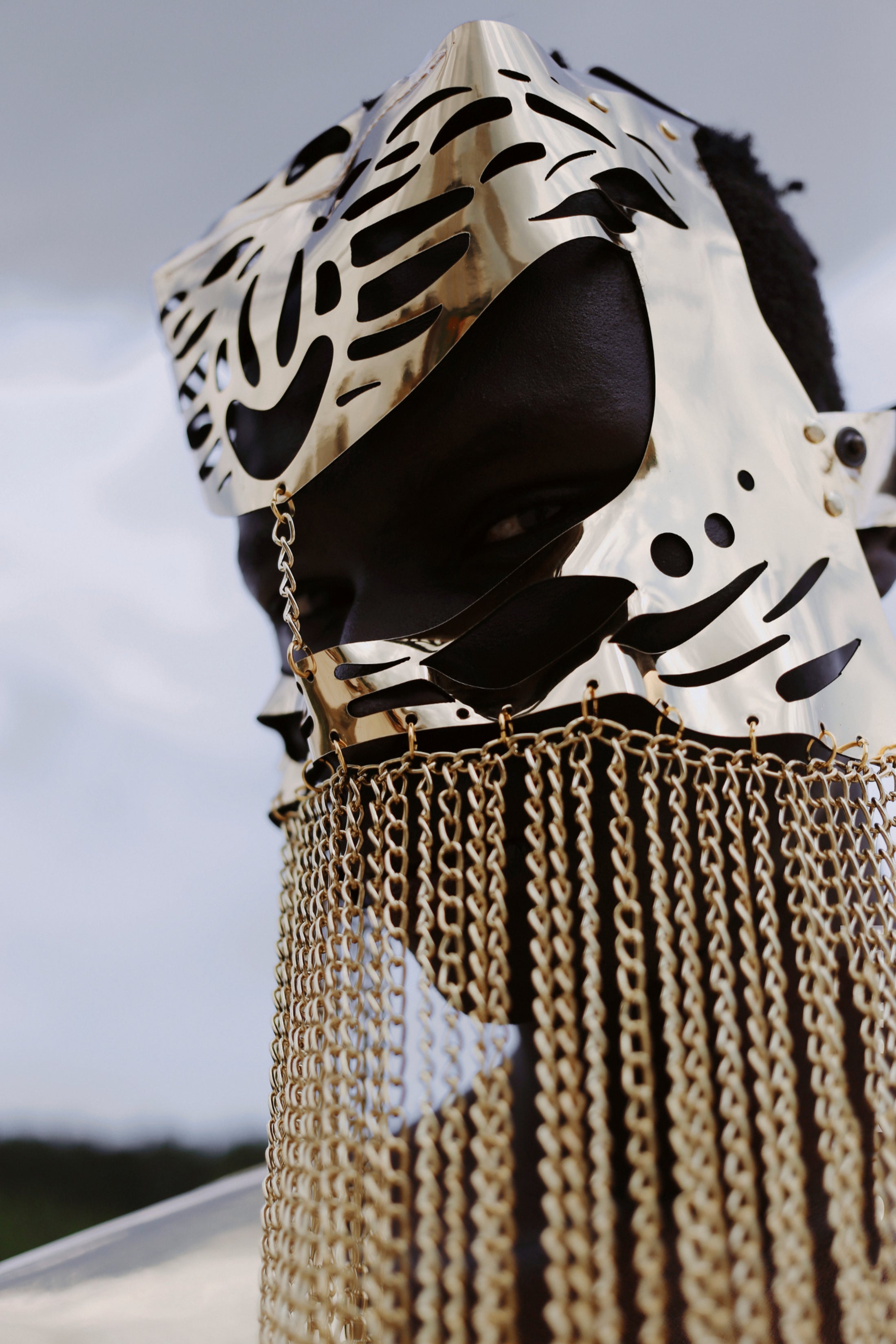 Mask with chain