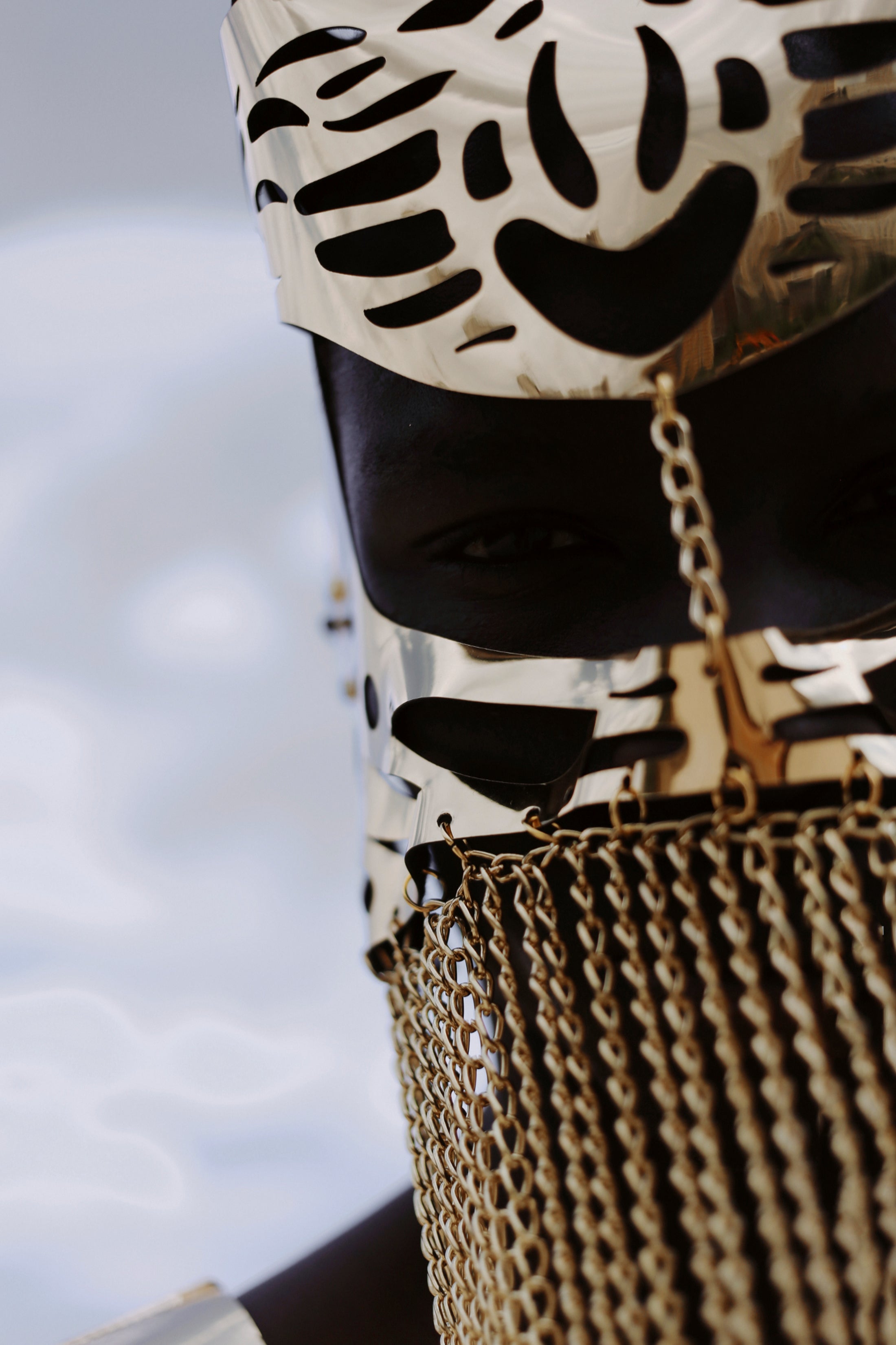 Mask with chain