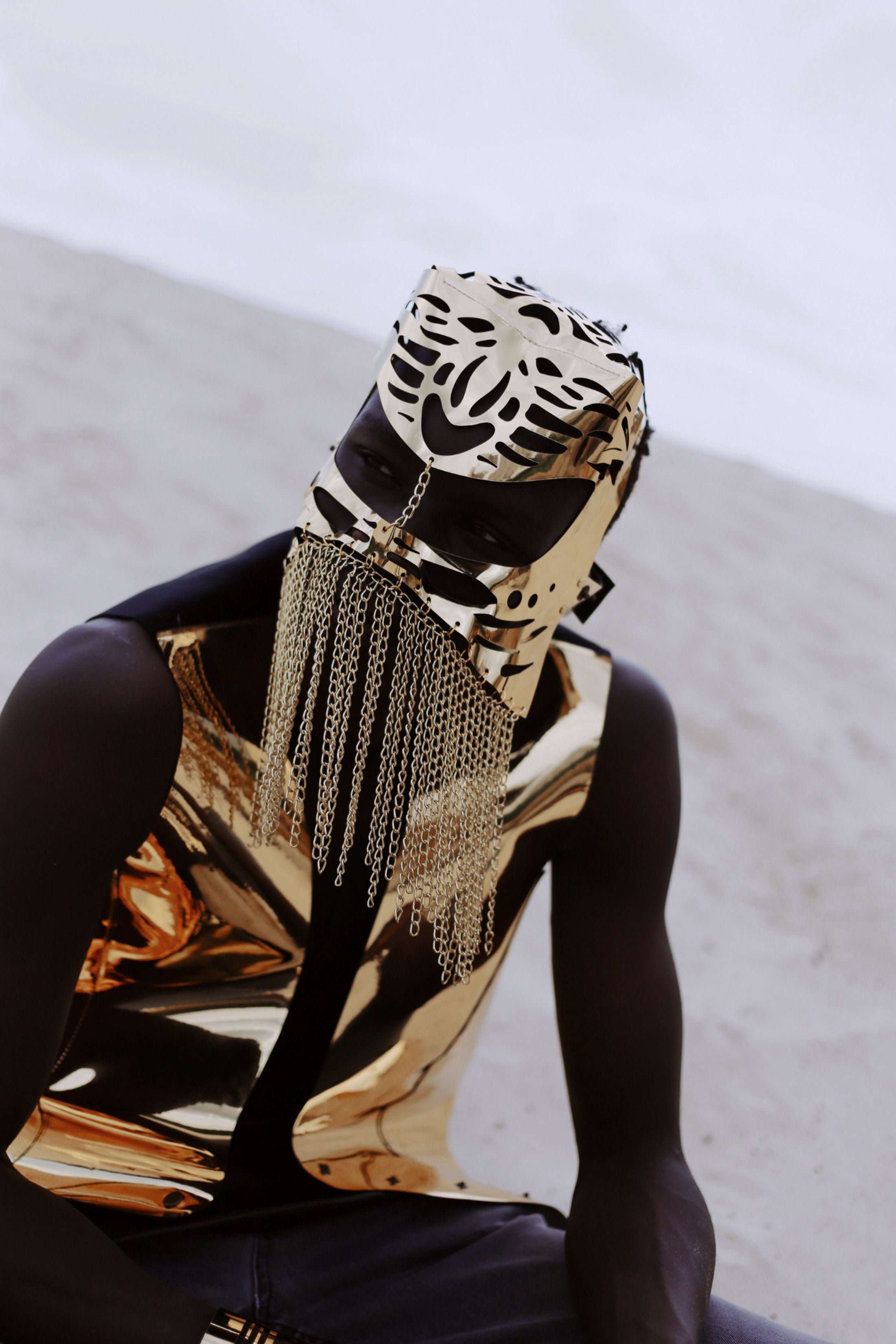 Mask with chain