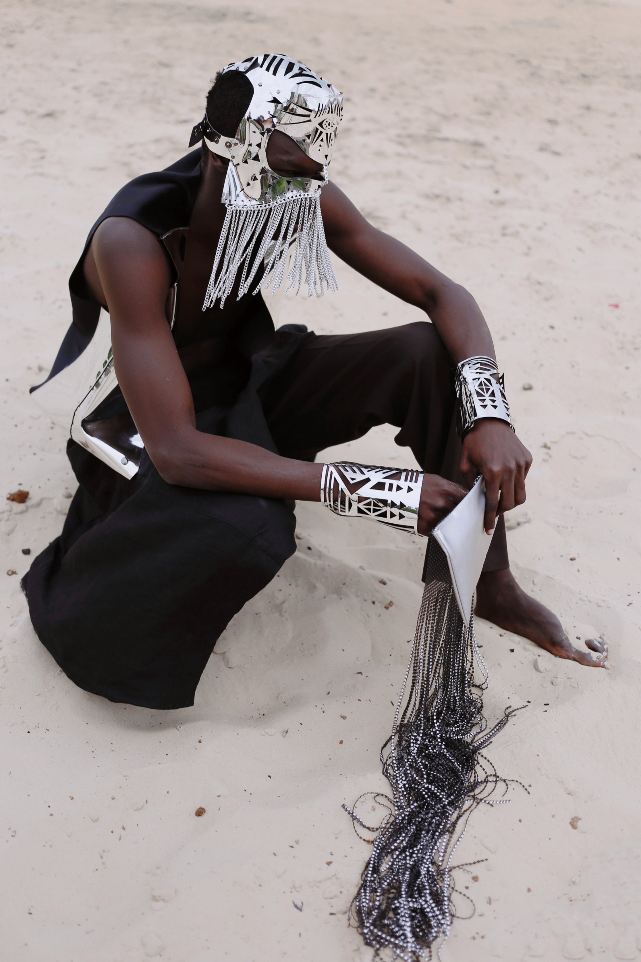 Mask with chain