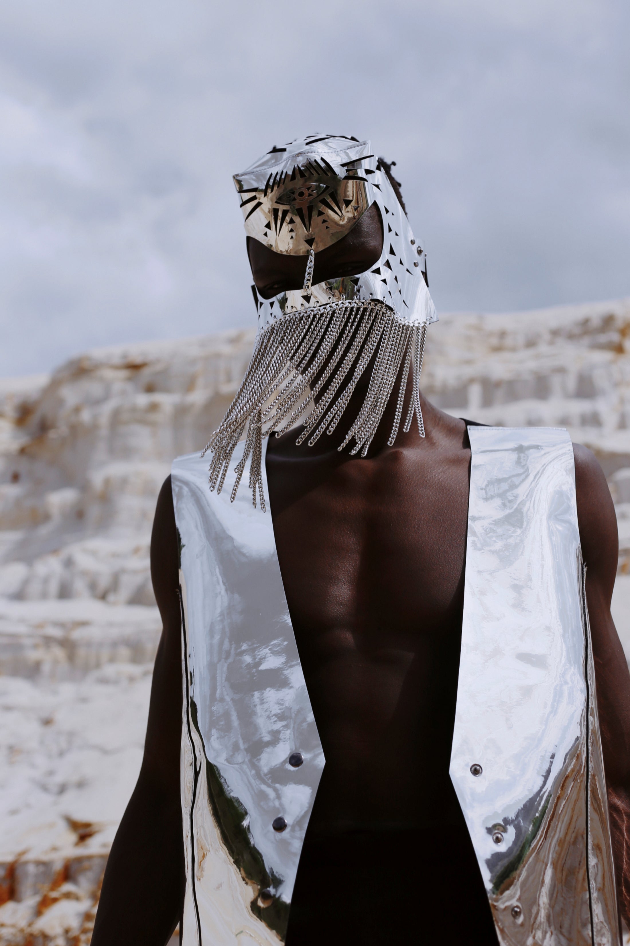 Mask with chain
