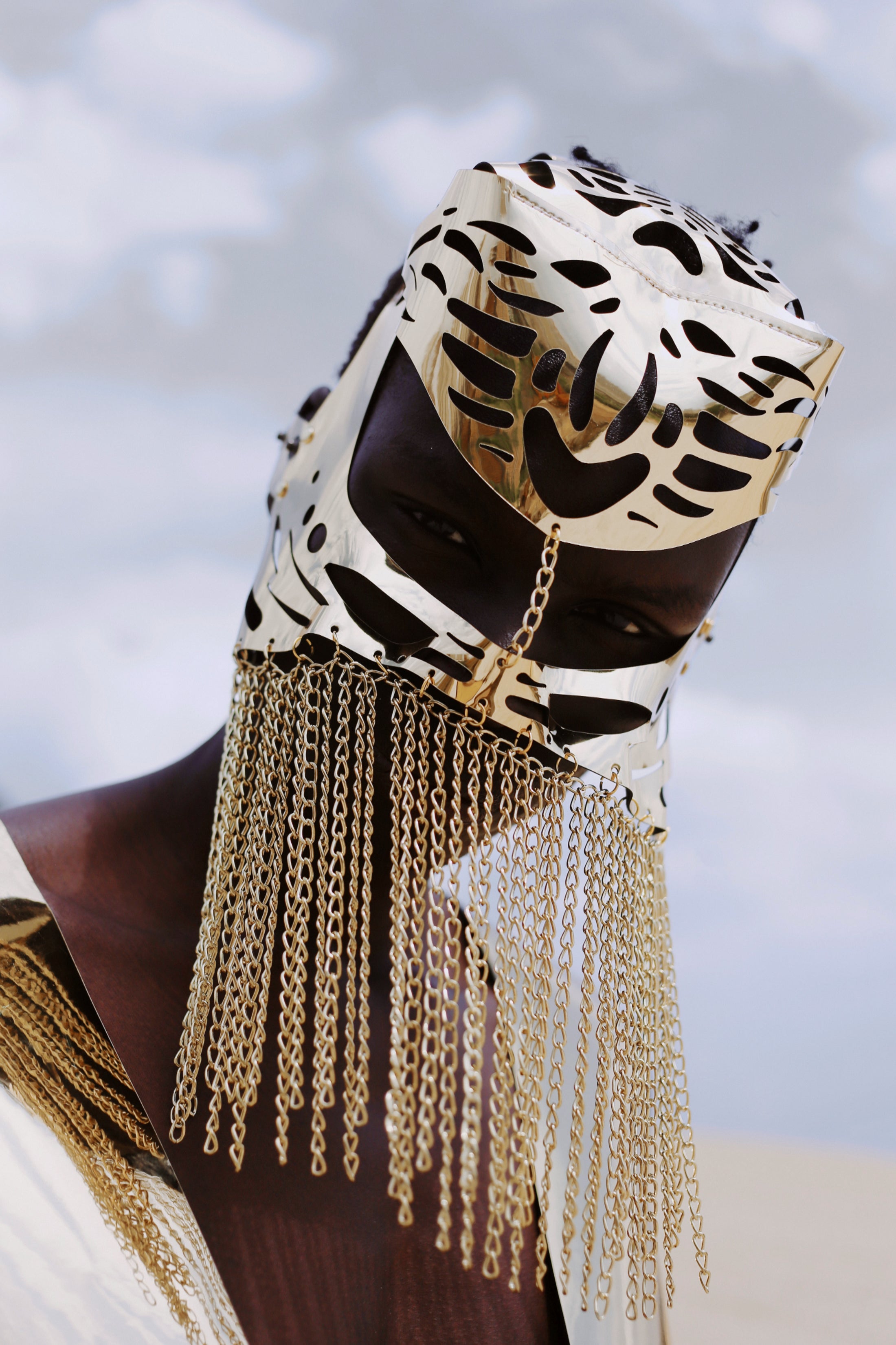 Mask with chain