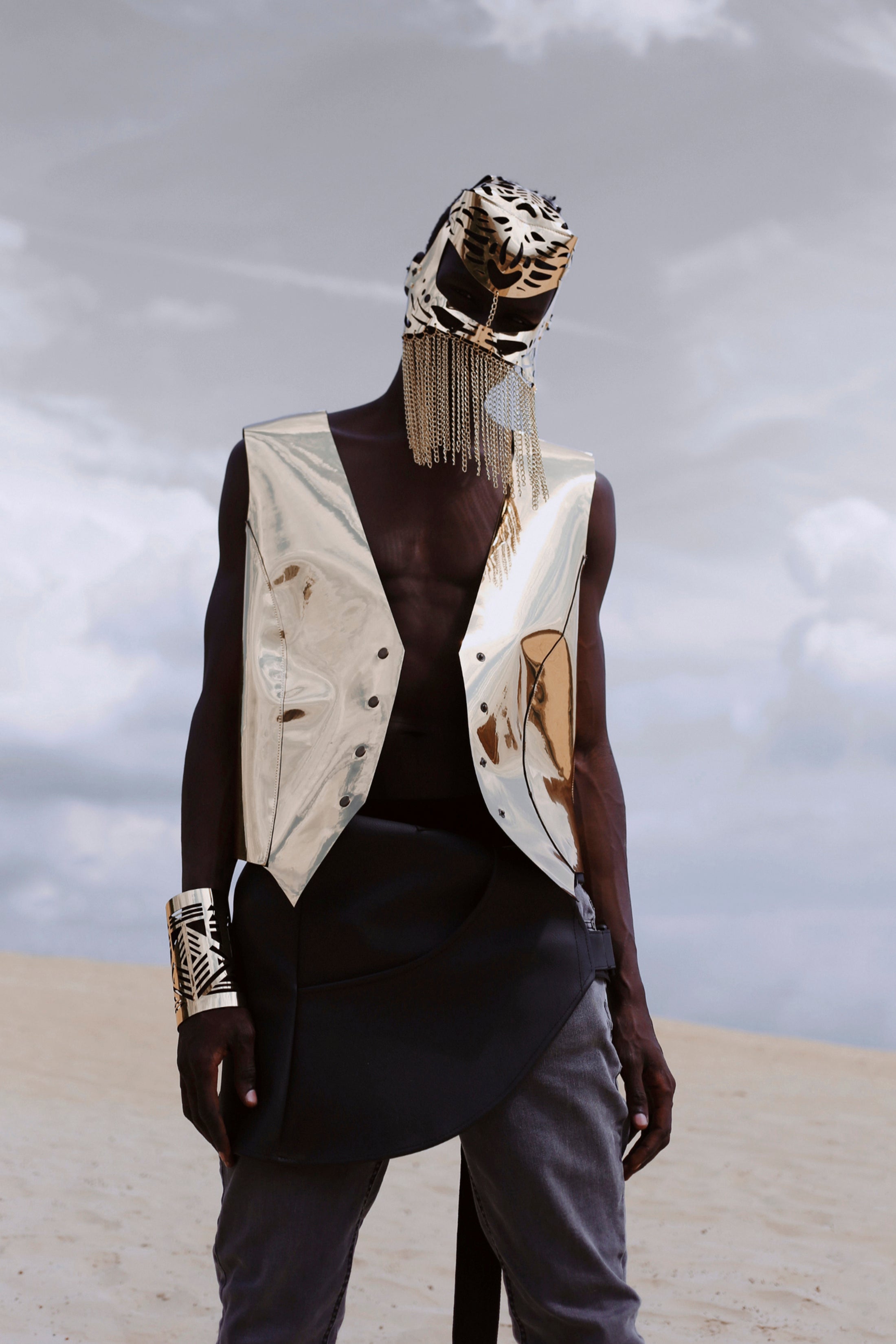 Mask with chain
