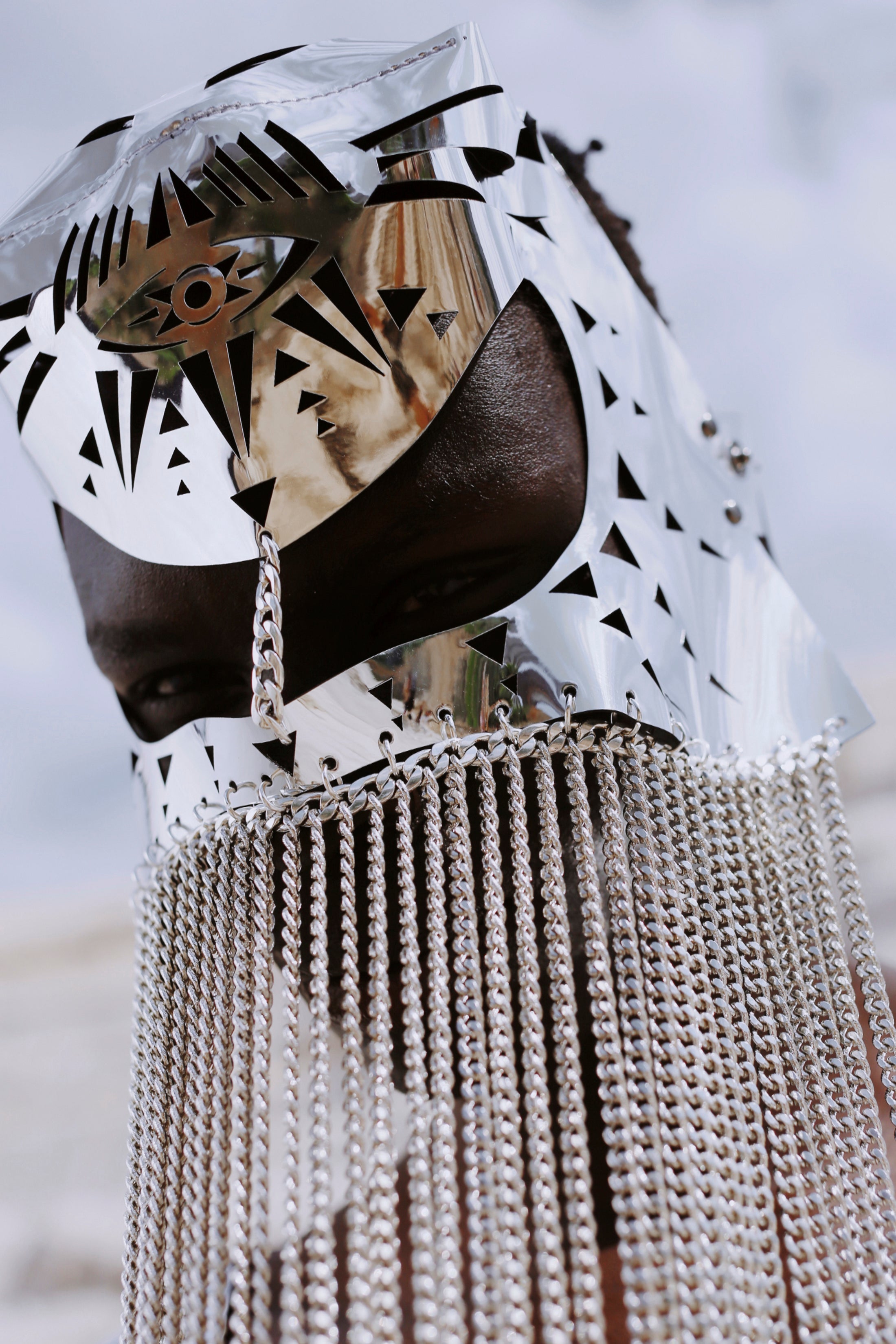 Mask with chain